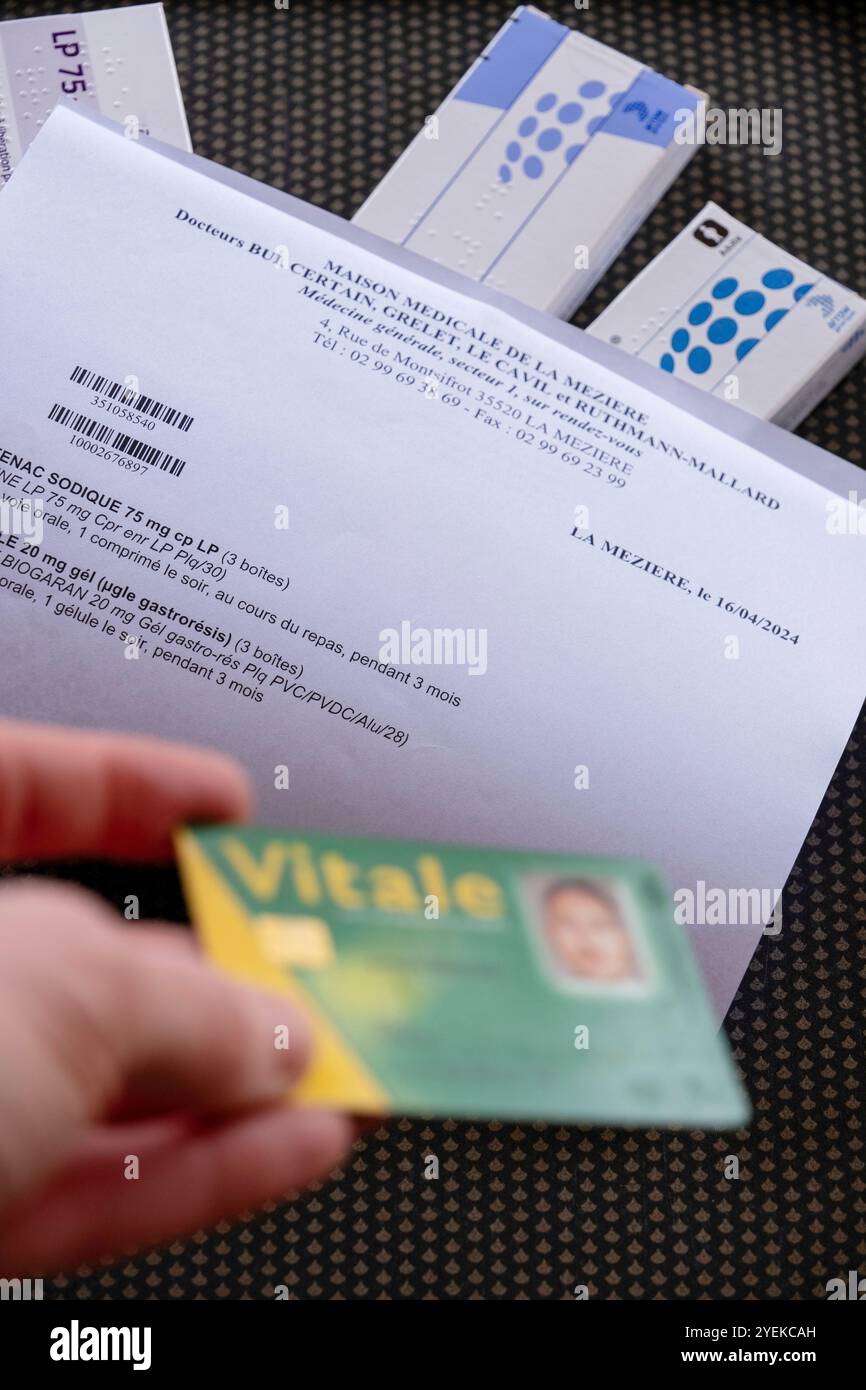 Farmacia: Prescrizione medica, farmaci e 'carta vitale', carta nazionale francese di assicurazione sanitaria Foto Stock