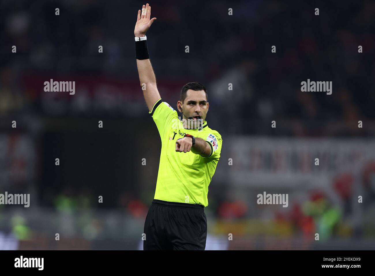 Andrea Colombo, arbitro ufficiale, gesti durante la partita di serie A tra l'AC Milan e l'SSC Napoli allo Stadio Giuseppe Meazza il 29 ottobre 2024 a Milano. Foto Stock