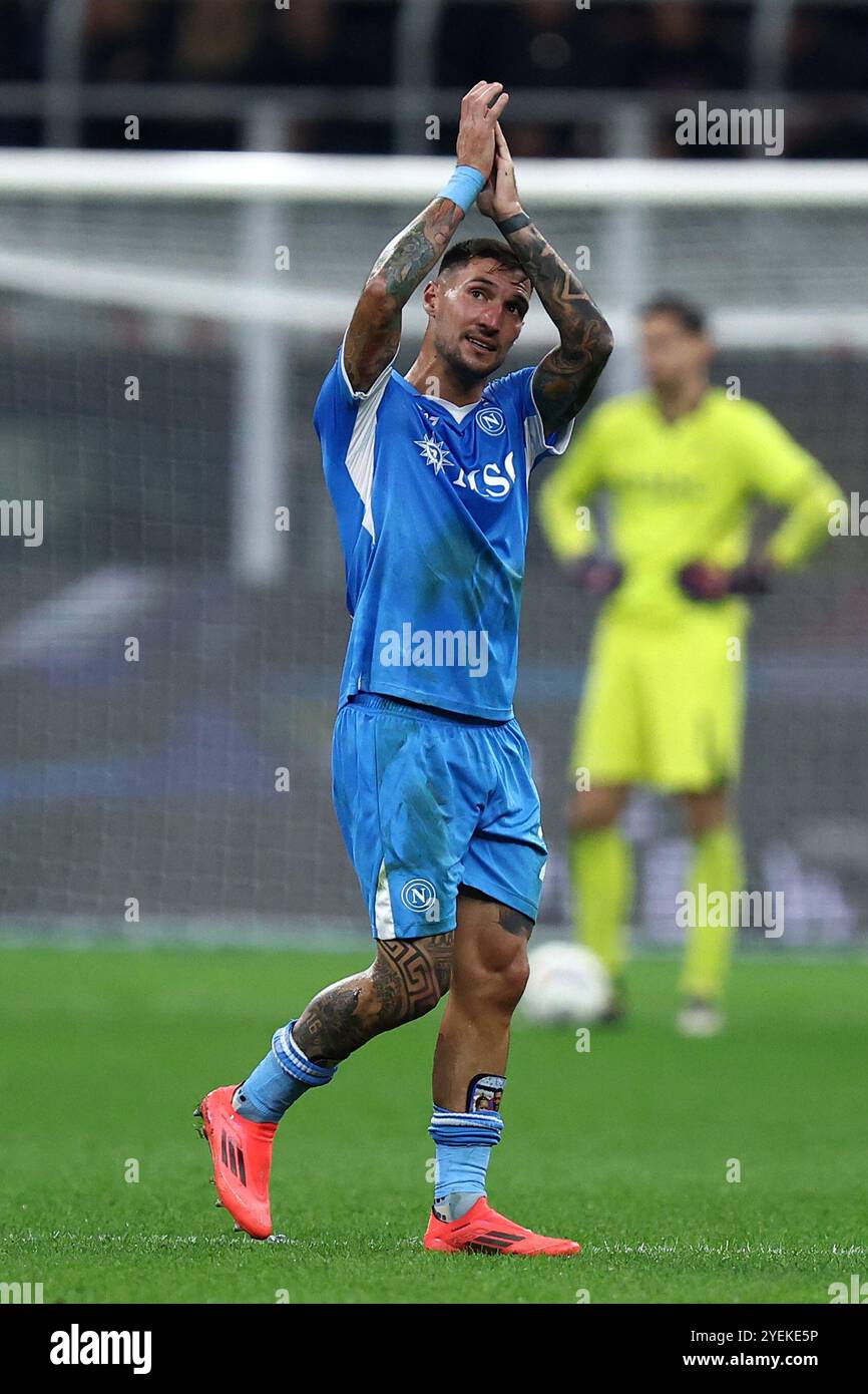 Matteo Politano della SSC Napoli accoglie i tifosi durante la partita di serie A tra l'AC Milan e l'SSC Napoli allo Stadio Giuseppe Meazza il 29 ottobre 2024 a Milano. Foto Stock