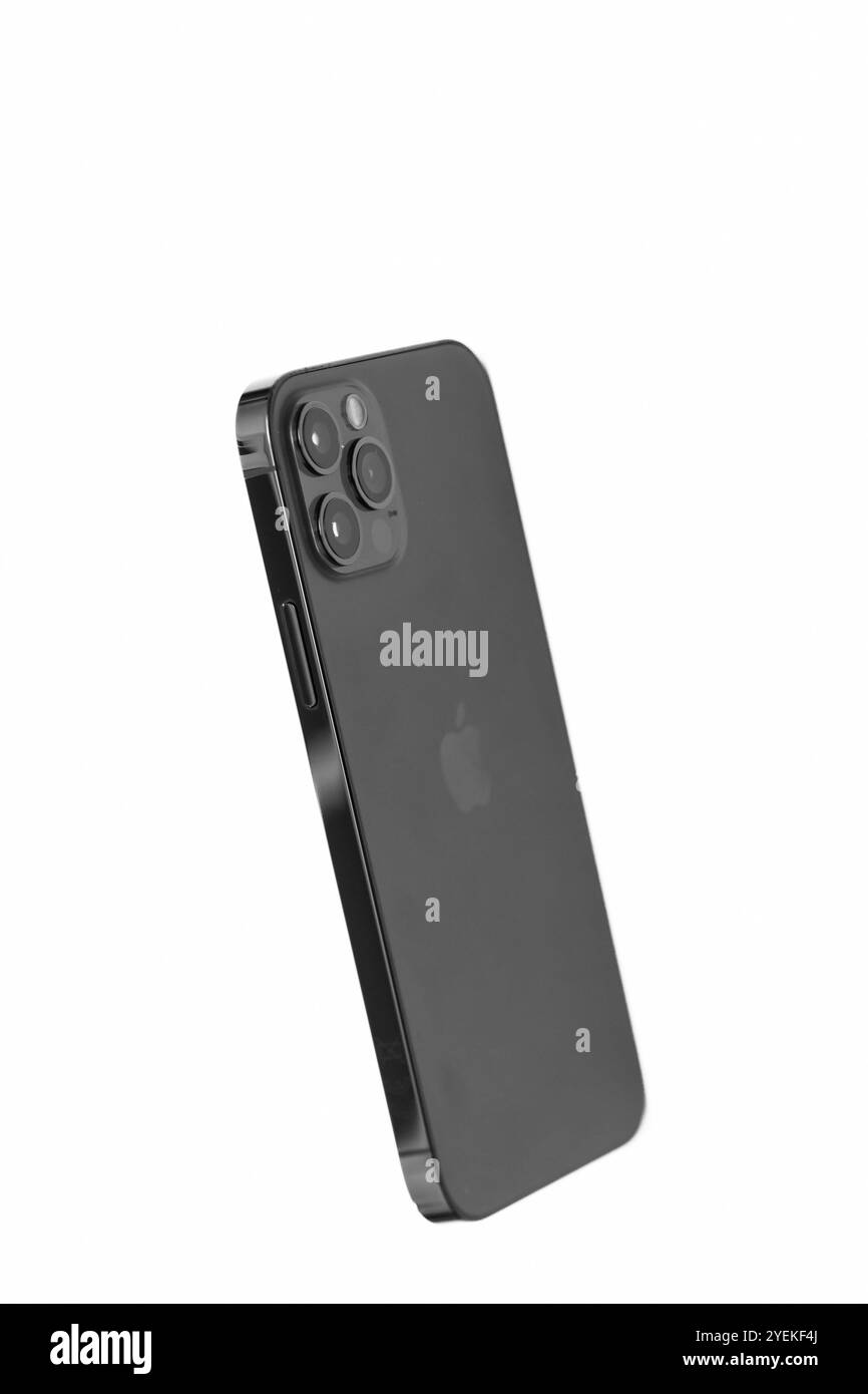 Francoforte, Germania - 26 ottobre 2020: Un elegante smartphone nero con fotocamera a triplo obiettivo e bordi lucidi, scattato da un angolo su sfondo bianco. Foto Stock