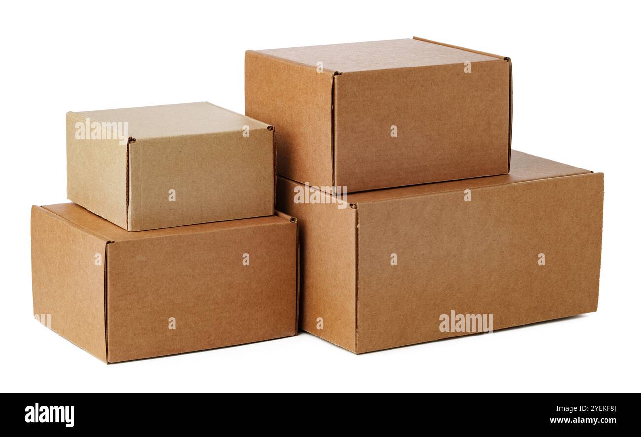 Scatole in cartone marrone impilate in varie misure disposte su sfondo bianco Foto Stock