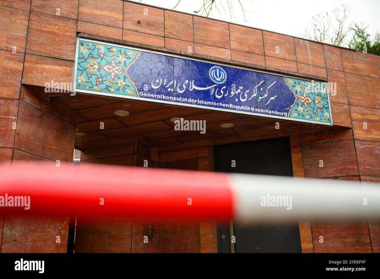 Amburgo, Germania. 31 ottobre 2024. Un cordone di polizia si trova di fronte all'ingresso principale del Consolato generale della Repubblica islamica dell'Iran ad Amburgo. In risposta all'esecuzione del doppio cittadino tedesco-iraniano Sharmahd, il governo tedesco chiude tutti e tre i consolati generali iraniani in Germania. Crediti: Gregor Fischer/dpa/Alamy Live News Foto Stock