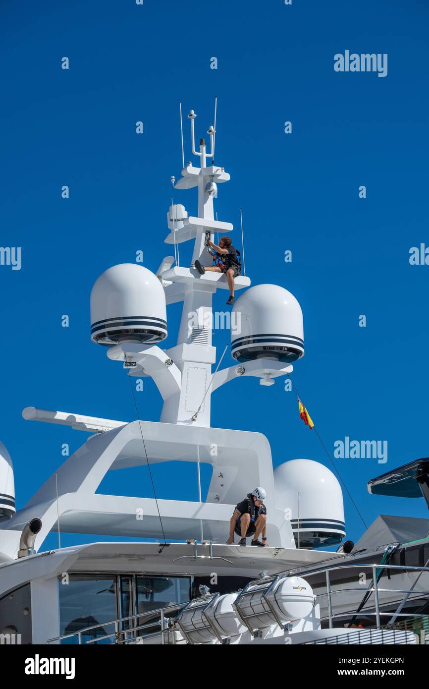 Superyacht di lusso, Illusion V a Las Palmas su Gran Canaria. Si dice che lo yacht (quando è stata scattata l'immagine) sia di proprietà dello sviluppatore immobiliare, Bret Palos, figliastro di Sir Phillip Green. Foto Stock