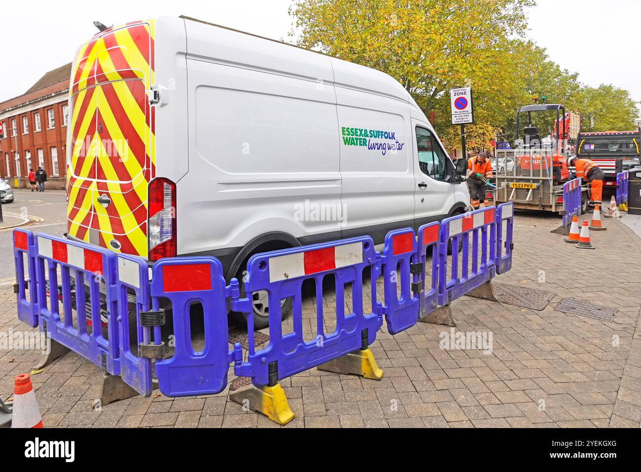 Essex e Suffolk Water articolo Talk Essex & Suffolk Water Ford Transit van sulla pavimentazione di High Street dello shopping durante lavori di fornitura Brentwood Essex UK Foto Stock