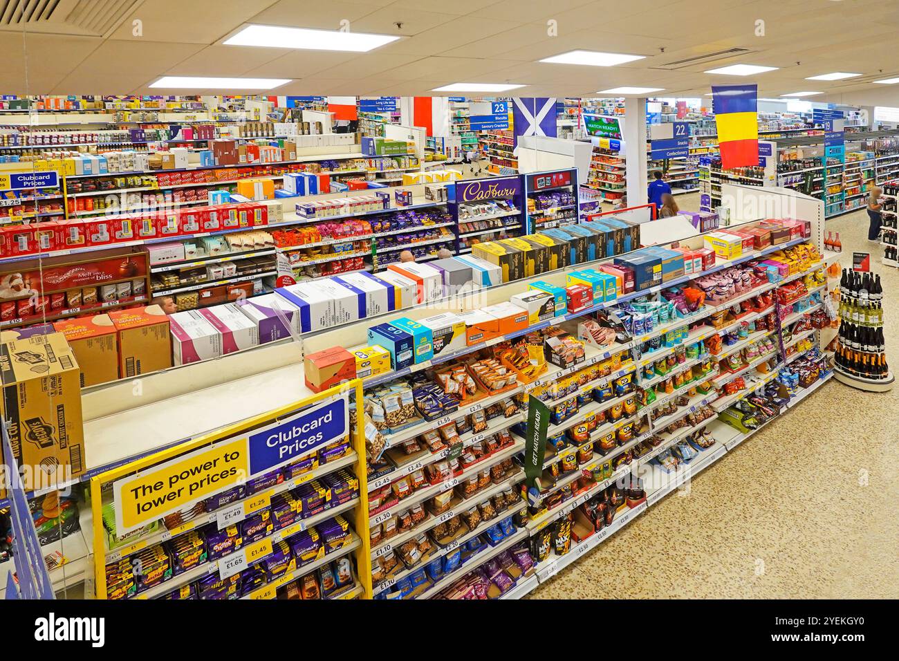 Vista interna scaffale superiore in eccesso di merce in scatola di cartone sopra gli scaffali della corsia della spesa in un grande supermercato alimentare Londra Inghilterra Regno Unito Foto Stock