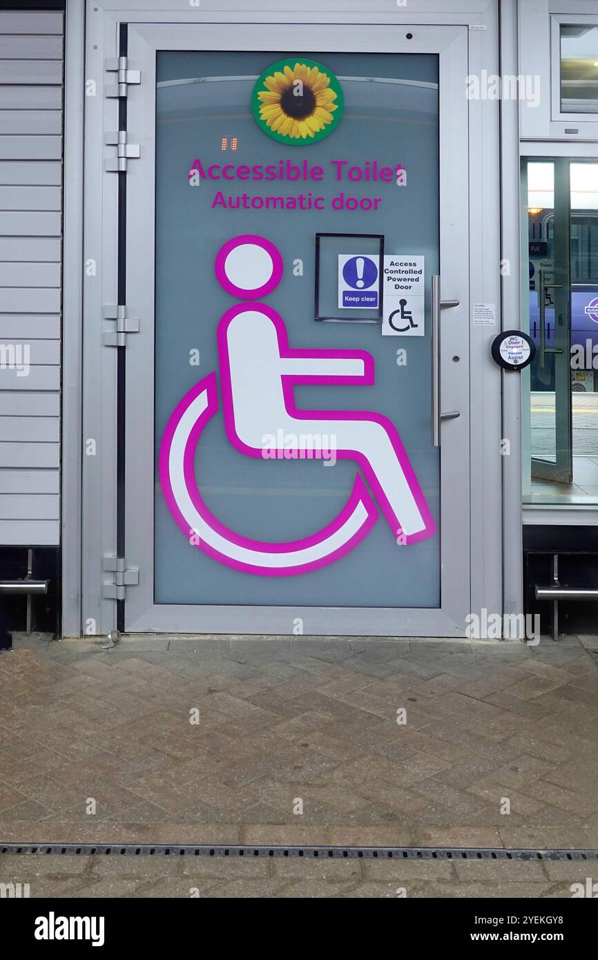 Visibile colorato per disabili disabili, cartello WC grafico sulla porta d'ingresso pubblico che legge il binario della stazione ferroviaria nel Berkshire Inghilterra Regno Unito Foto Stock