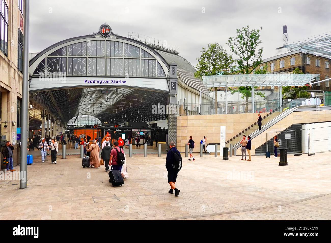 Ingresso storico vittoriano alla stazione ferroviaria di Paddington a Londra di Brunel e alla nuova scala mobile di sviluppo di Paddington Square e approccio allargato Inghilterra Regno Unito Foto Stock