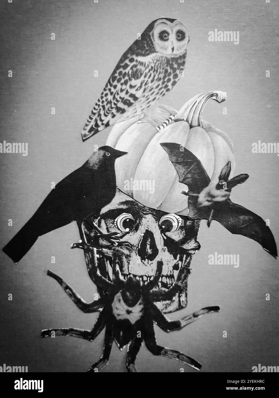 Collage concettuale fatto a mano di un teschio di halloween con animali intorno Foto Stock