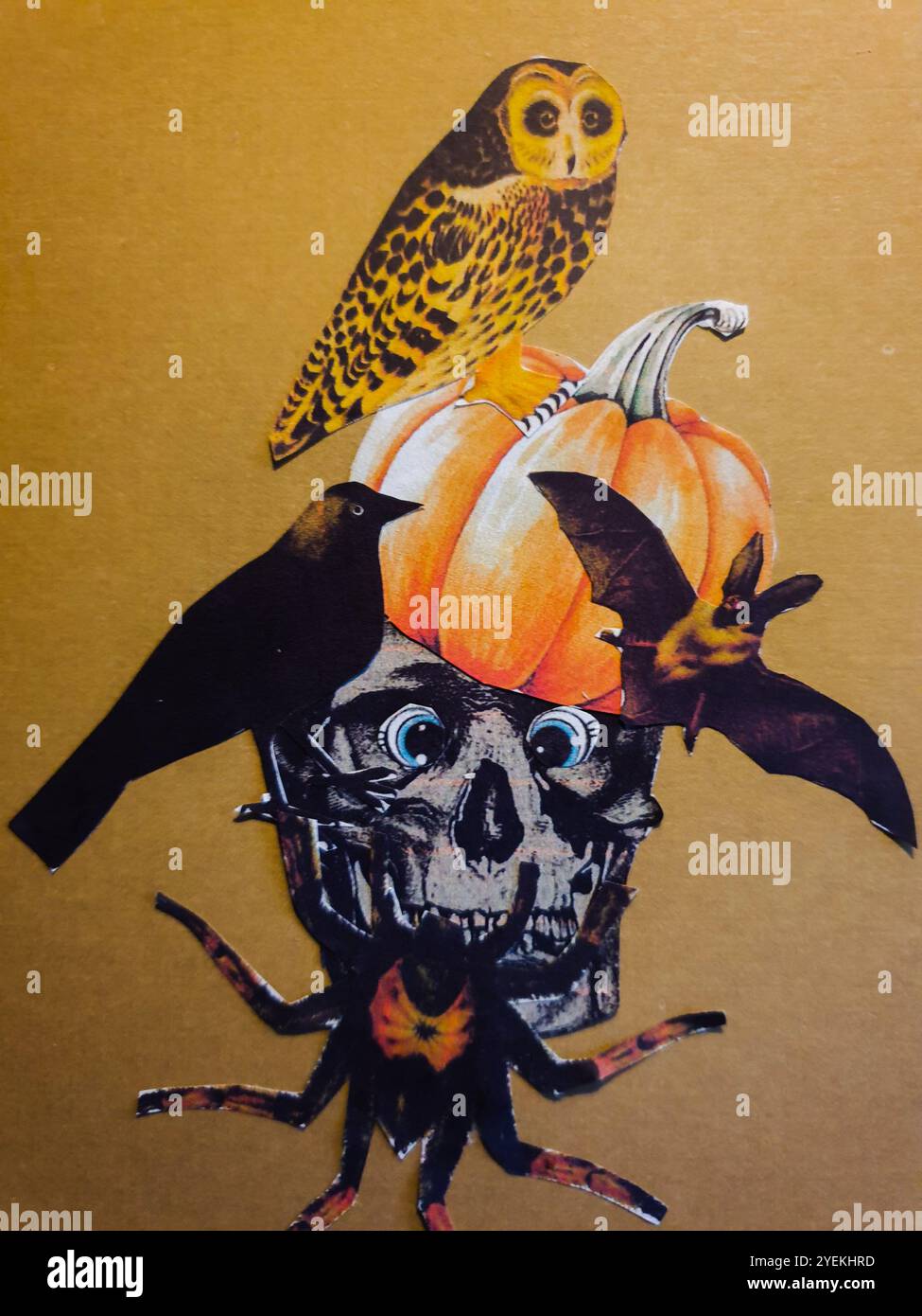 Collage concettuale fatto a mano di un teschio di halloween con animali intorno Foto Stock