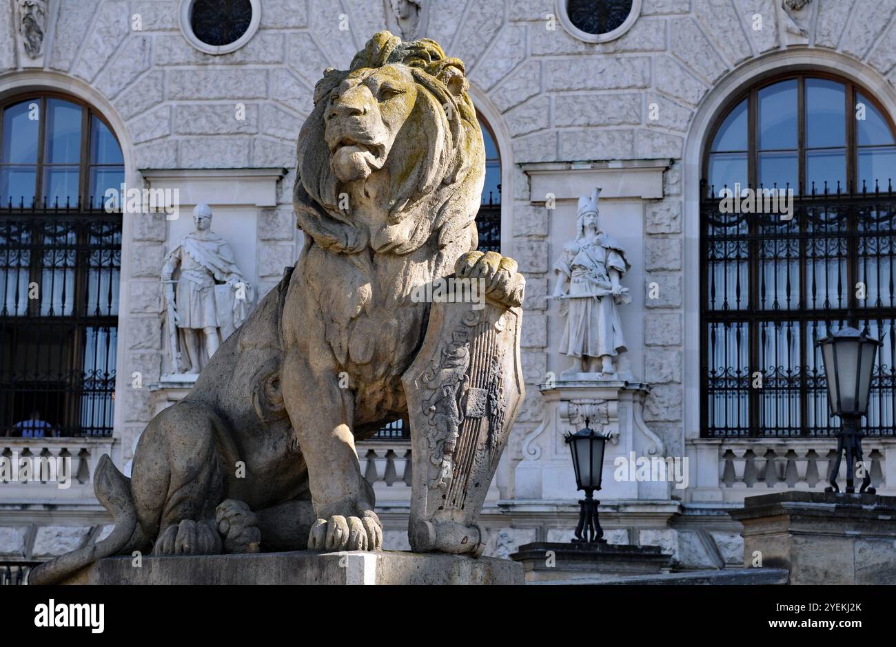 Una statua di un leone si trova fuori dall'ala Neue Burg nel complesso del palazzo Hofburg a Vienna. Foto Stock