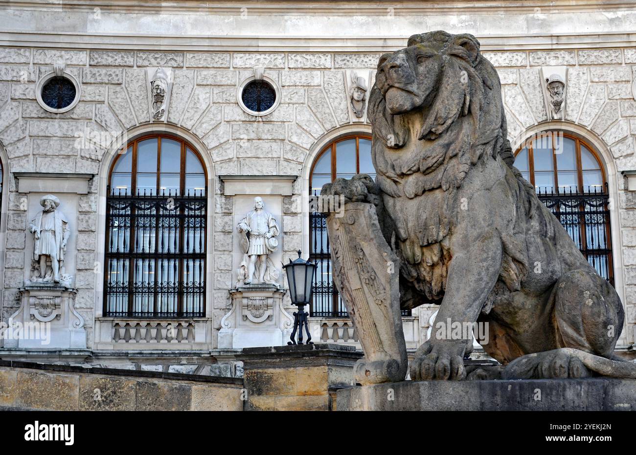 Una statua di un leone si trova fuori dall'ala Neue Burg nel complesso del palazzo Hofburg a Vienna. Foto Stock