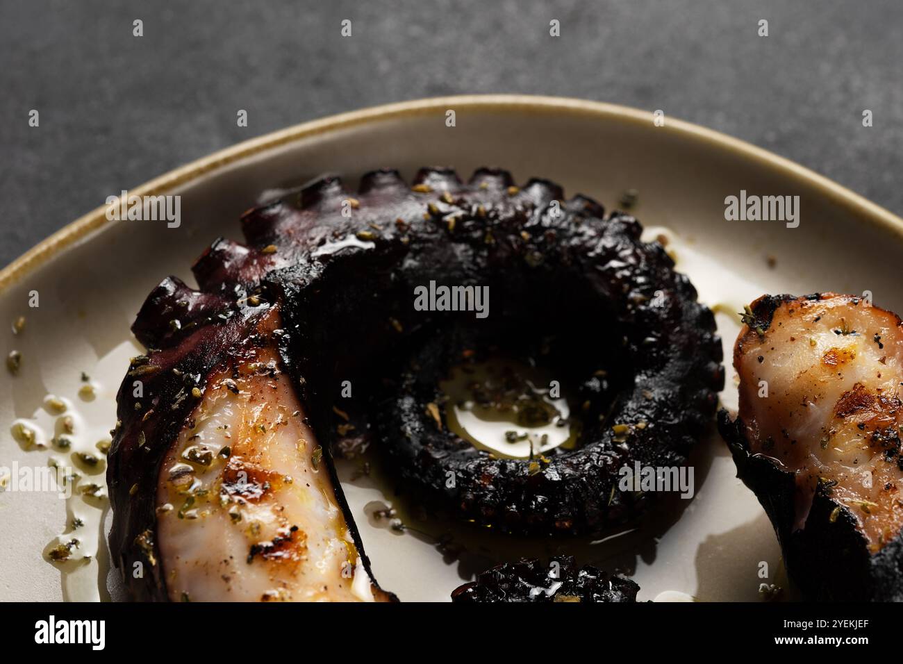 Polpo grigliato di gustosa prelibatezza marina. Sfondo di pesce. Foto Stock