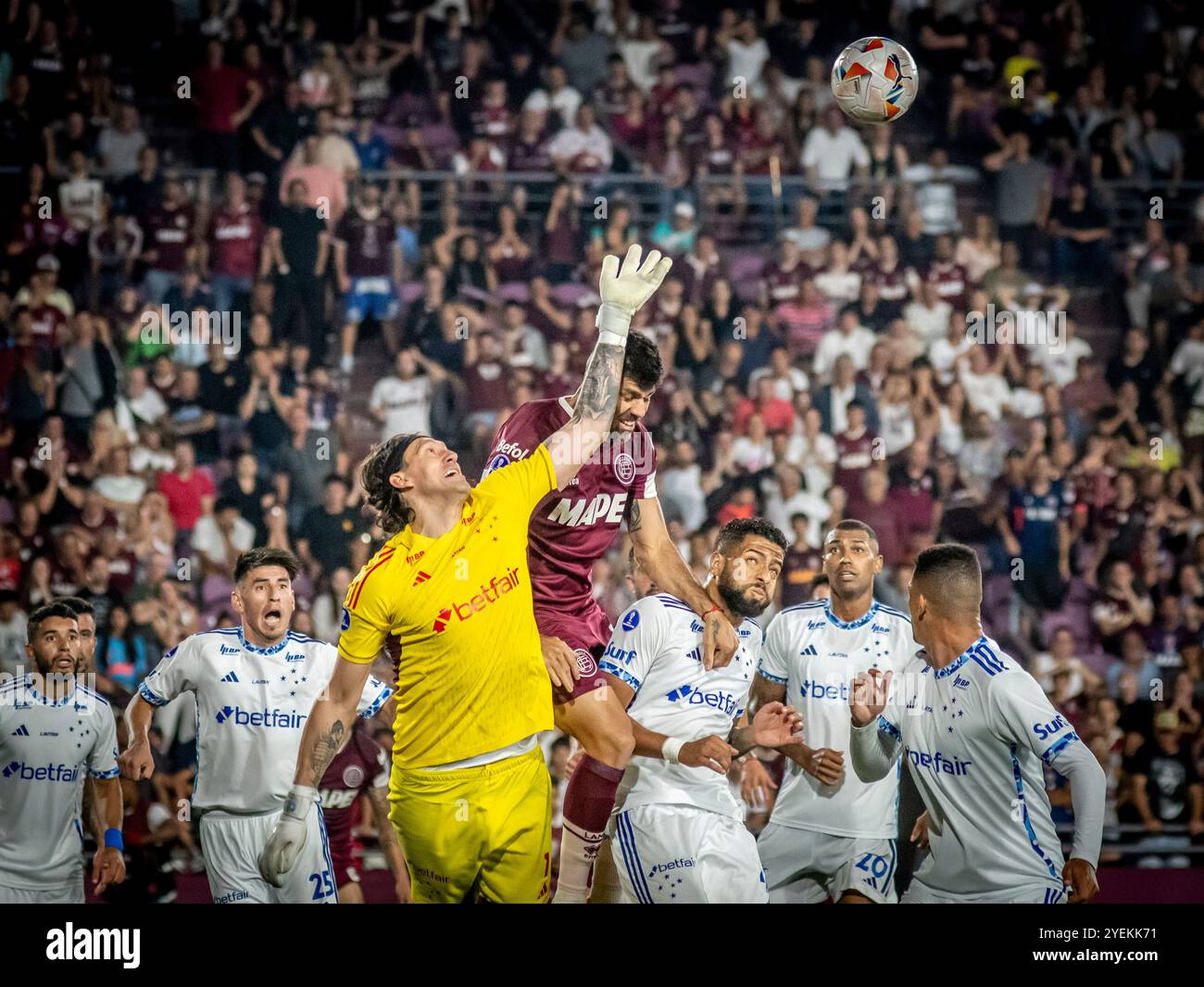 Lanus, Buenos Aires, Argentina. 20 ottobre 2024. Il Club Cruzeiro dal Brasile ha vinto la partita di calcio per le semifinali della Copa CONMEBOL Sudamericana 1-0 con un gol di Kaio Jorge. In questo modo, la squadra guidata da Fernando Diniz Silva si qualificò per la finale del torneo allo stadio Ciudad de Lanus. Credito SOLO PER USO EDITORIALE: Facundo Morales / Alamy Live News Foto Stock