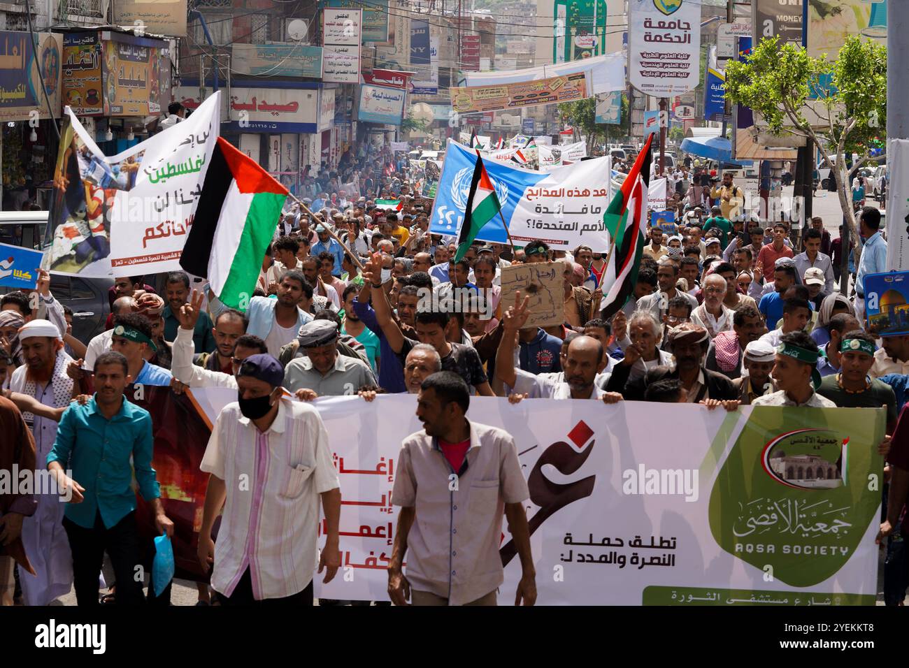 2021. Centinaia di yemeniti partecipano a una manifestazione di massa nella città yemenita di Taiz in solidarietà con i palestinesi, per condannare il bombardamento di Gaza da parte di Israele e le politiche israeliane in Cisgiordania e Gerusalemme. I manifestanti nel centro di Taiz hanno sollevato foto della moschea di al-Aqsa e manifesti in solidarietà con Gaza e il quartiere dello sceicco Jarrah di Gerusalemme. Hanno anche gridato a sostegno del popolo palestinese e della sua causa, invitando la comunità internazionale a resistere all’oppressione israeliana contro i palestinesi. L'evento è seguito da un appello del Comitato del popolo yemenita a suppo Foto Stock