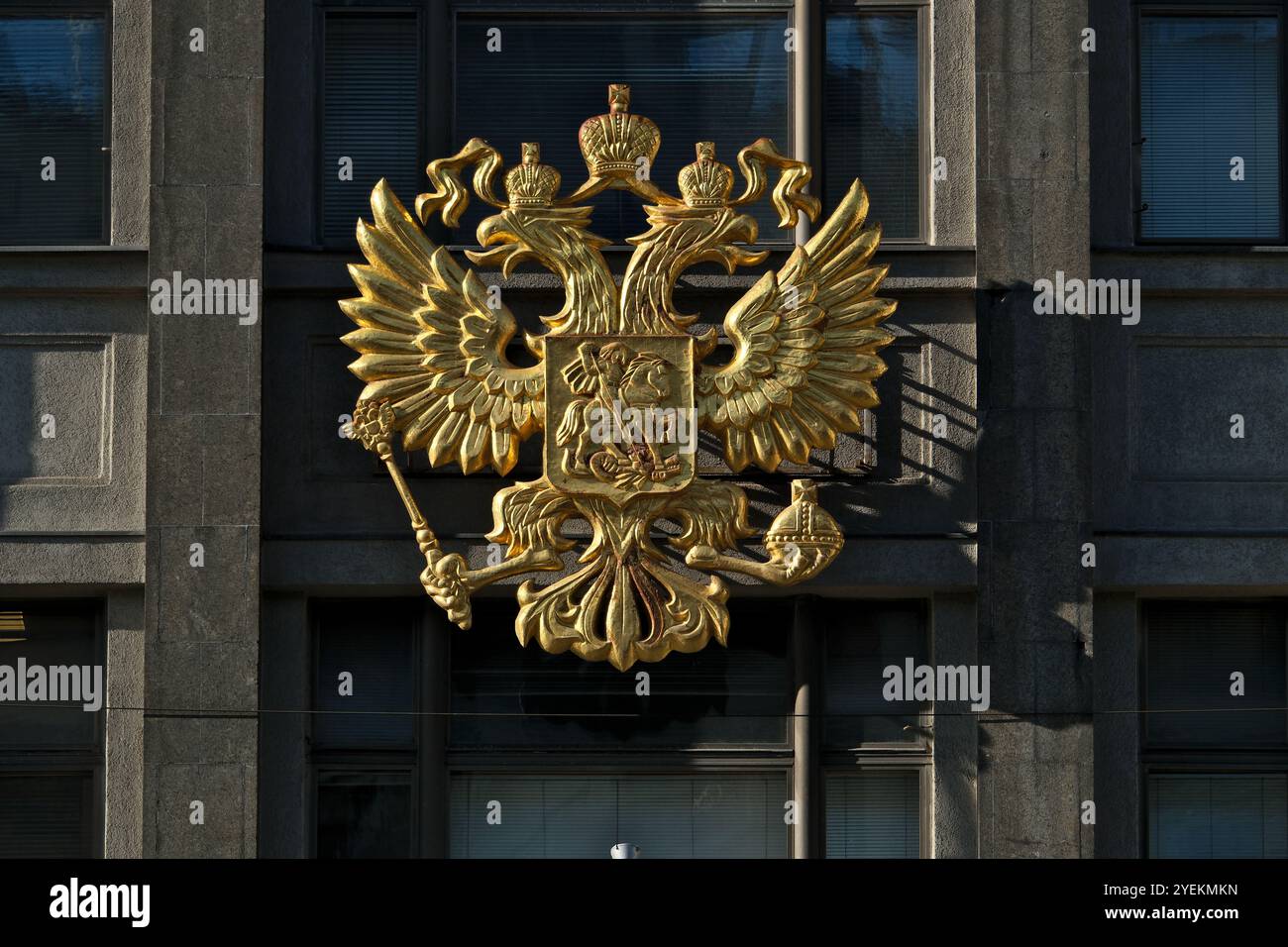 L'emblema della Federazione Russa sulla facciata dell'edificio della Duma di Stato. Lussuoso stemma dorato sulla facciata dell'edificio Foto Stock