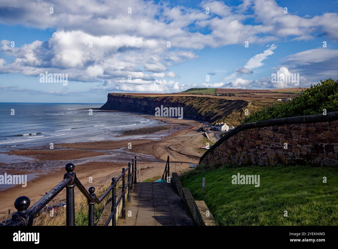 I gradini conducono giù per le scogliere fino alle sabbie di Saltburn Beach, Teesside, Inghilterra. Foto Stock