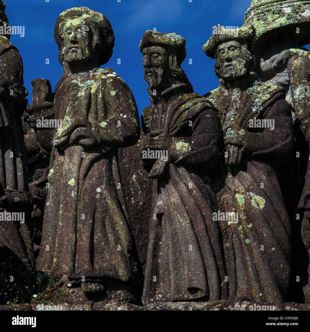 Dettaglio tratto dalla sepoltura di Cristo, scolpito negli anni '1580 Scena sul versante orientale del calvario nella parrocchia vicino alla Chiesa di San Miliau) nel villaggio di Guimiliau, Finistère, Bretagna, Francia. Le figure sono tutte in abito del XVI secolo. Foto Stock