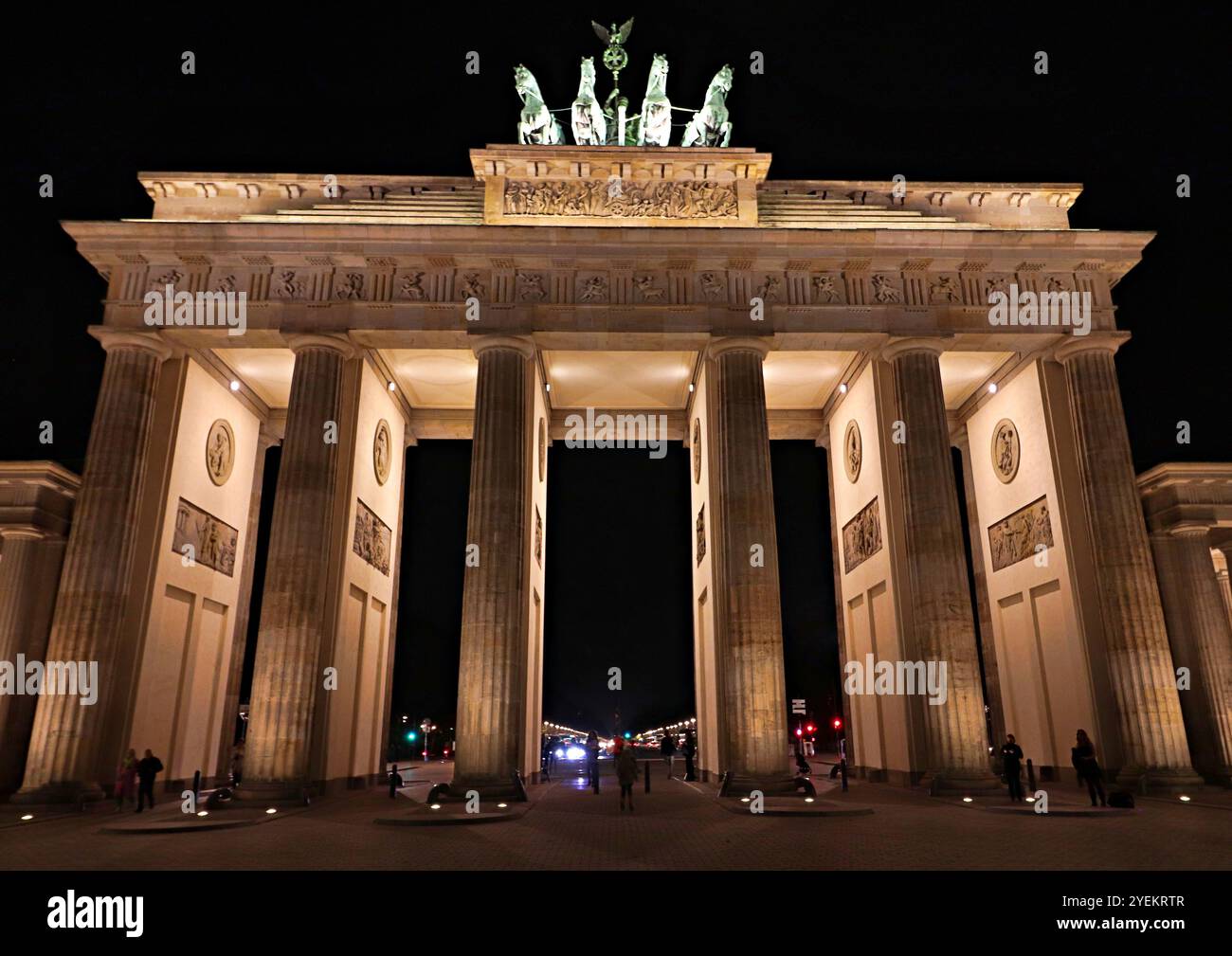 Porta di Brandeburgo a Berlino di notte con poche persone Foto Stock