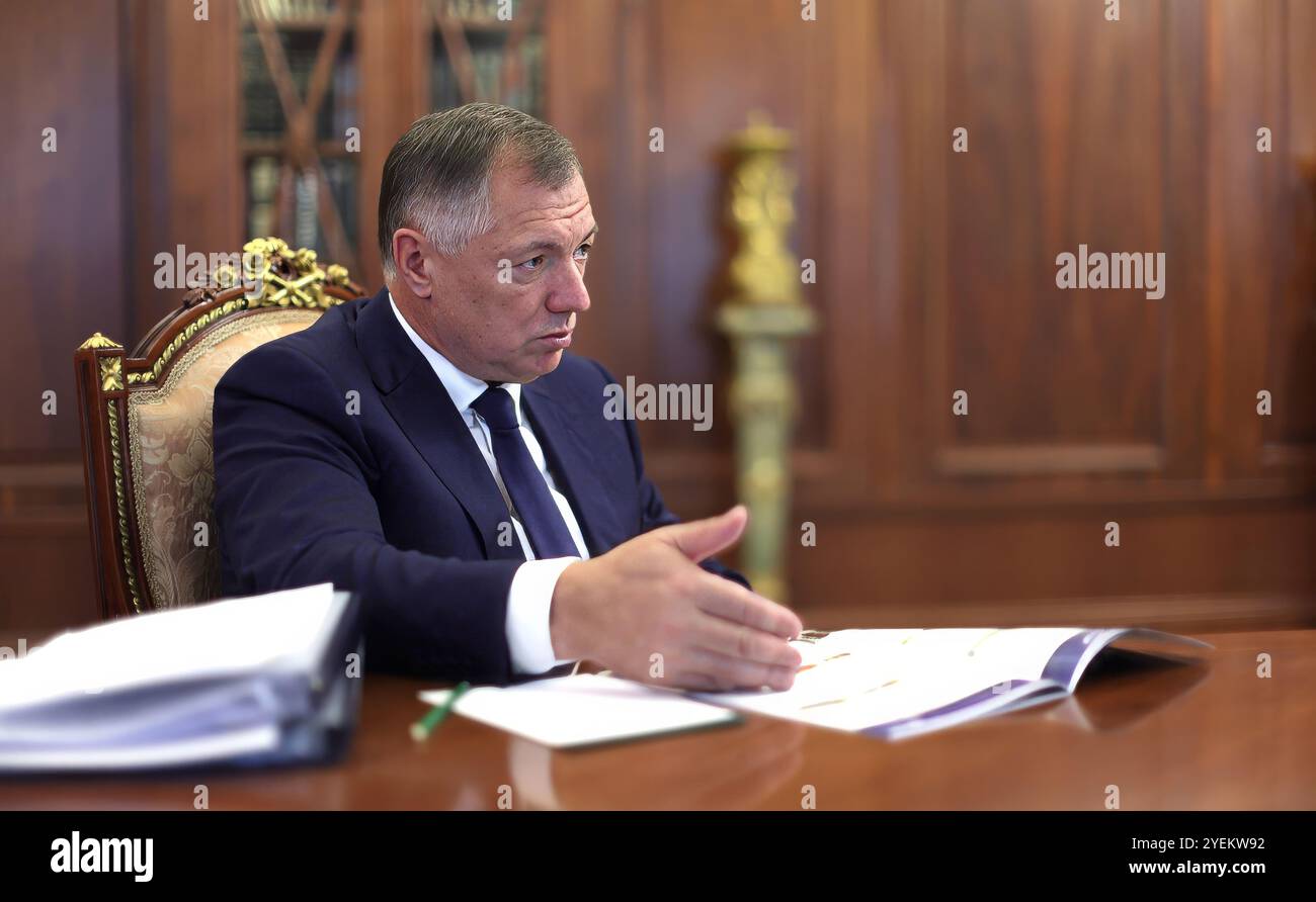 Mosca, Russia. 31 ottobre 2024. Il vice primo ministro russo Marat Khusnullin ascolta il presidente Vladimir Putin durante una riunione individuale al Cremlino, il 31 ottobre 2024, a Mosca, in Russia. Crediti: Mikhail Metzel/piscina del Cremlino/Alamy Live News Foto Stock