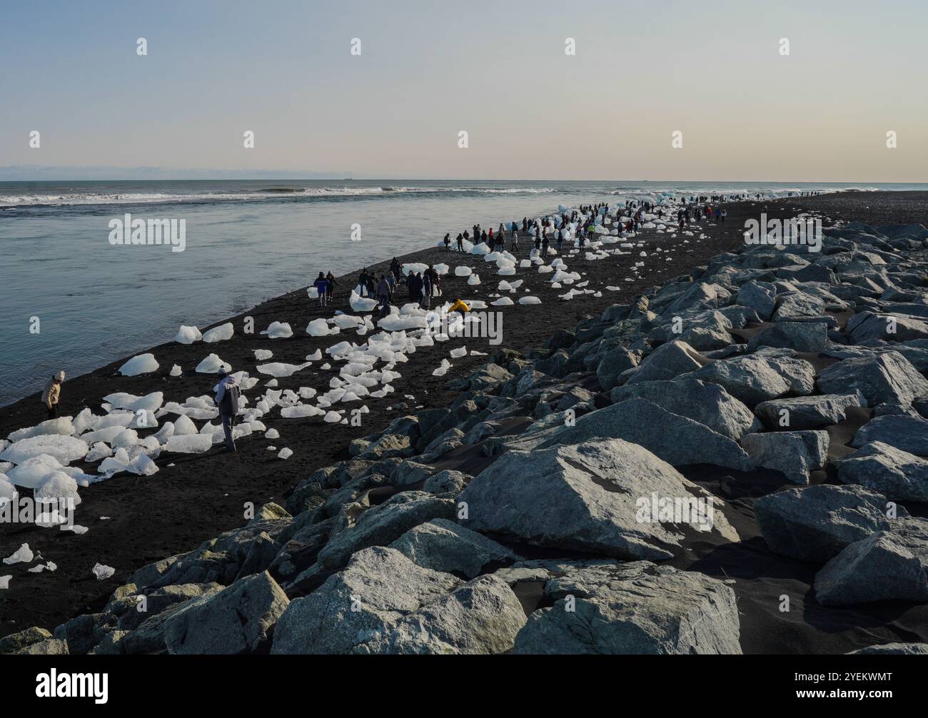 Diamond Beach con molti iceberg sulla sua spiaggia in Islanda sulla costa meridionale. Foto Stock