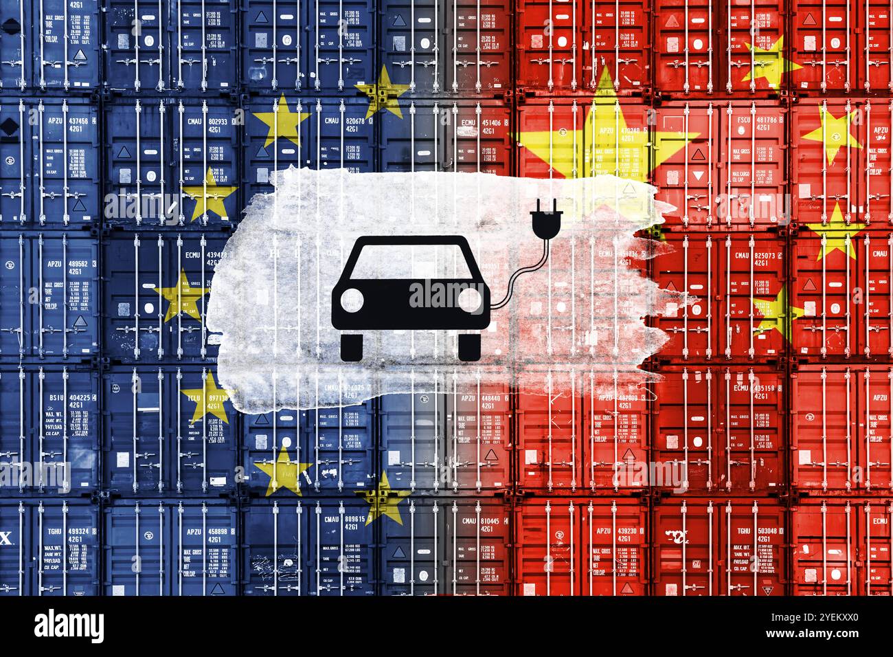 FOTOMONTAGE, container mit chinesischer und europäischer Fahne und e-Auto-Symbol, Symbolfoto Strafzölle der EU auf chinesische e-Autos *** FOTOMONTAGGIO, container con bandiera cinese ed europea e simbolo di e-car, foto simbolica delle tariffe punitive UE sulle e-car cinesi Foto Stock