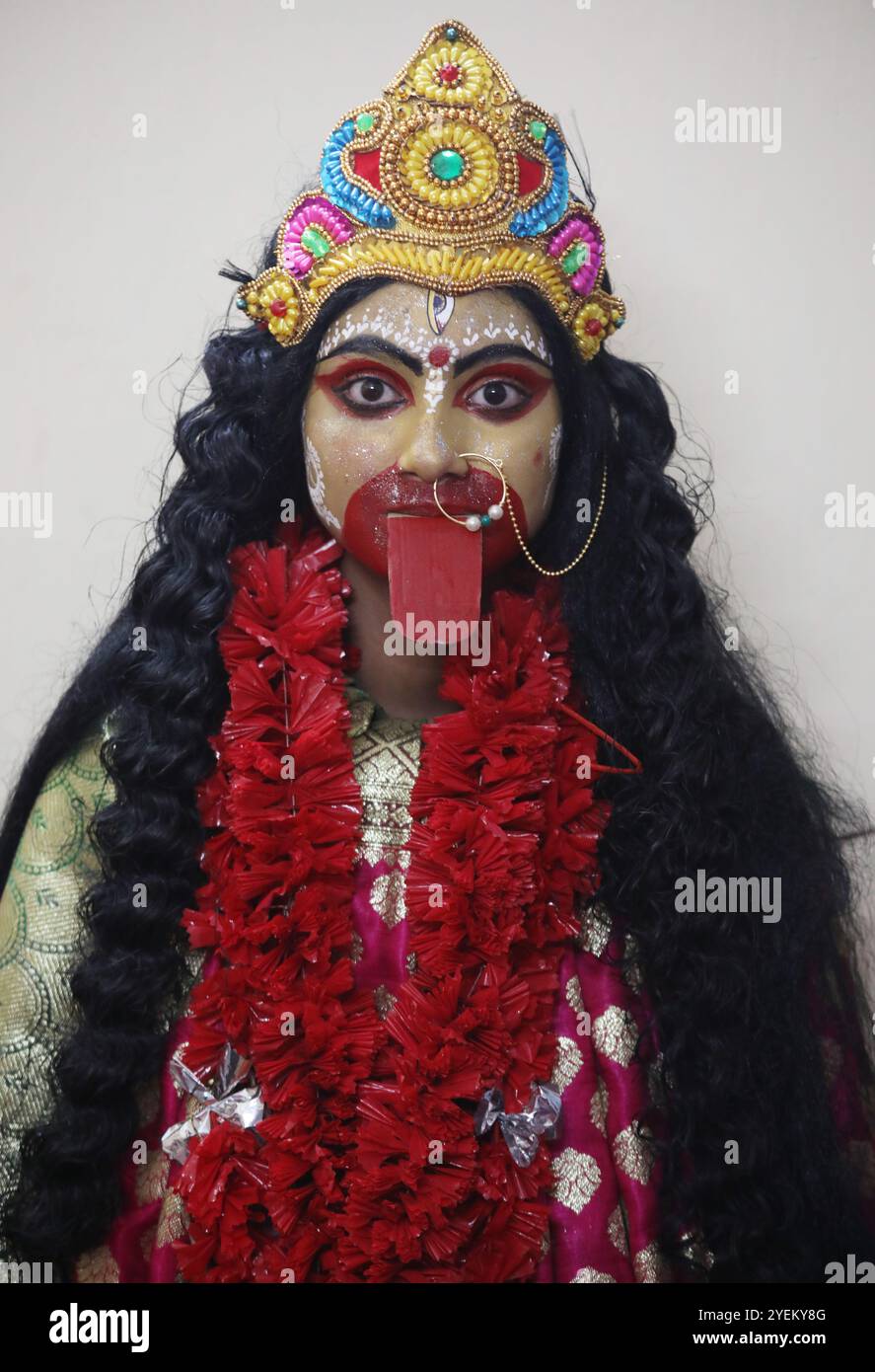 Kolkata, India. 31 ottobre 2024. Un artista si veste come la dea indù Kali e attende prima di una performance all'interno di un "pandal" (una piattaforma temporanea), una struttura decorata, in occasione del festival Kali Puja a Kolkata, in India, il 31 ottobre 2024. Kali è una dea indù che rappresenta le forze opposte di creazione e distruzione, morte e rinascita, e tempo. (Foto di Rupak De Chowdhuri/NurPhoto) crediti: NurPhoto SRL/Alamy Live News Foto Stock