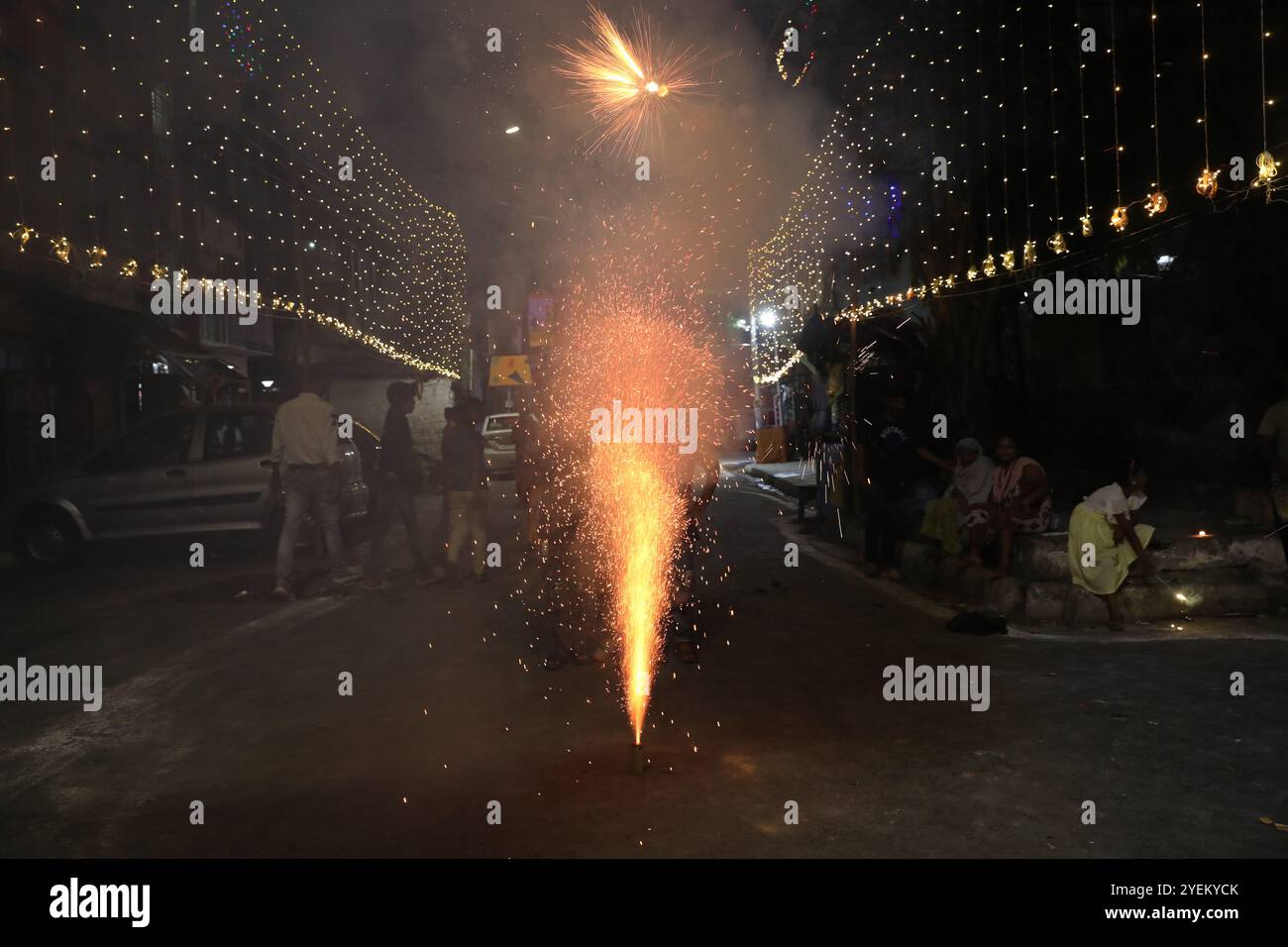Kolkata, India. 31 ottobre 2024. I bambini giocano con i violentatori mentre celebrano il festival indù di Diwali, il festival annuale delle luci, in occasione del festival Kali Puja a Kolkata, in India, il 31 ottobre 2024. Kali è una dea indù che rappresenta le forze opposte di creazione e distruzione, morte e rinascita, e tempo. (Foto di Rupak De Chowdhuri/NurPhoto)0 credito: NurPhoto SRL/Alamy Live News Foto Stock