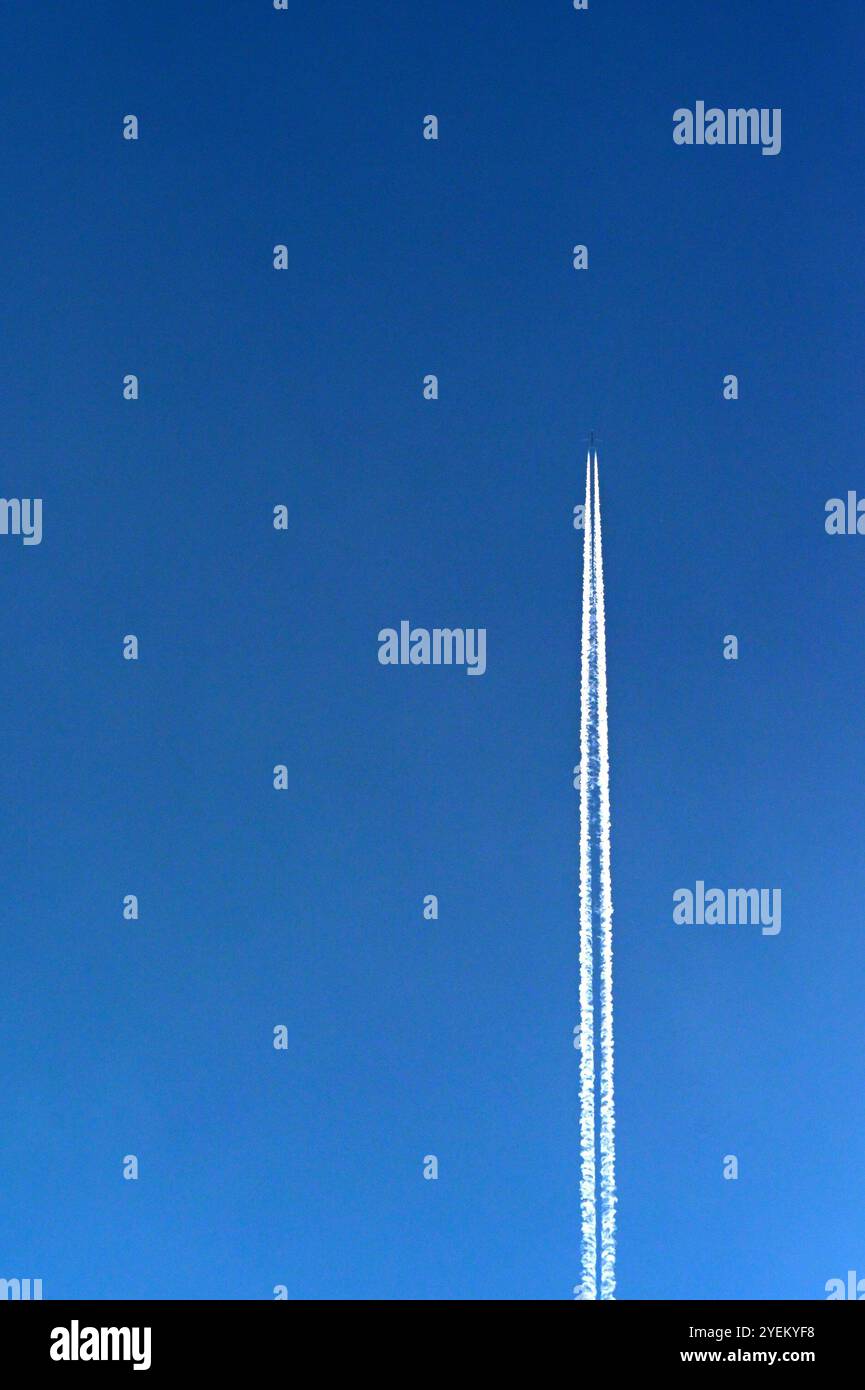 Un jet da vacanza con contrasti bianchi in un cielo blu profondo. Concetto di viaggio. Foto Stock