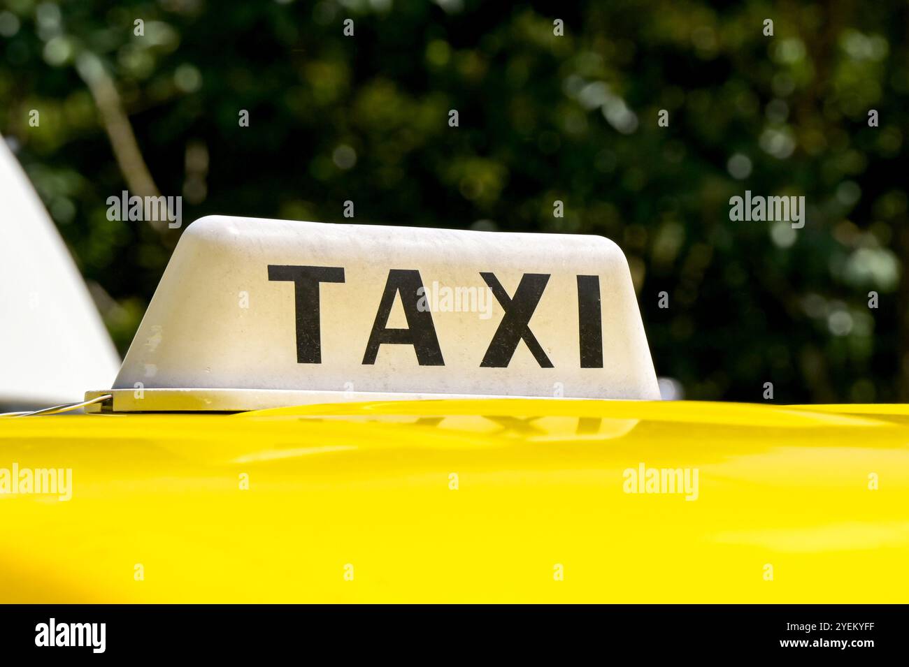 Vista ravvicinata del cartello sul tetto di un taxi Foto Stock