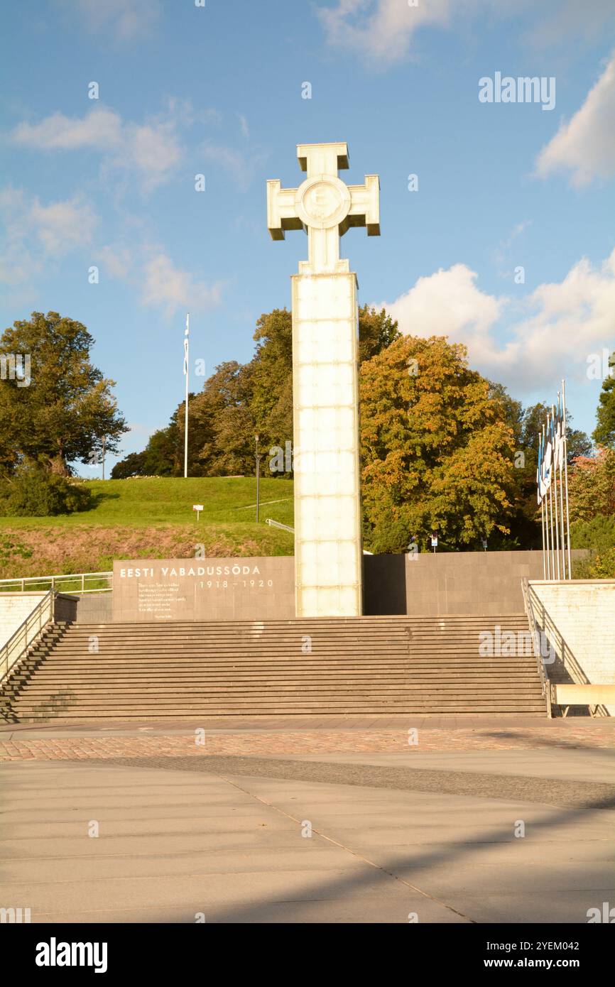 La Croce della libertà e il Monumento alla Guerra d'indipendenza "Vabadussõja võidusammas" in Piazza della libertà "Vabaduse väljak", Tallinn, Estonia Foto Stock