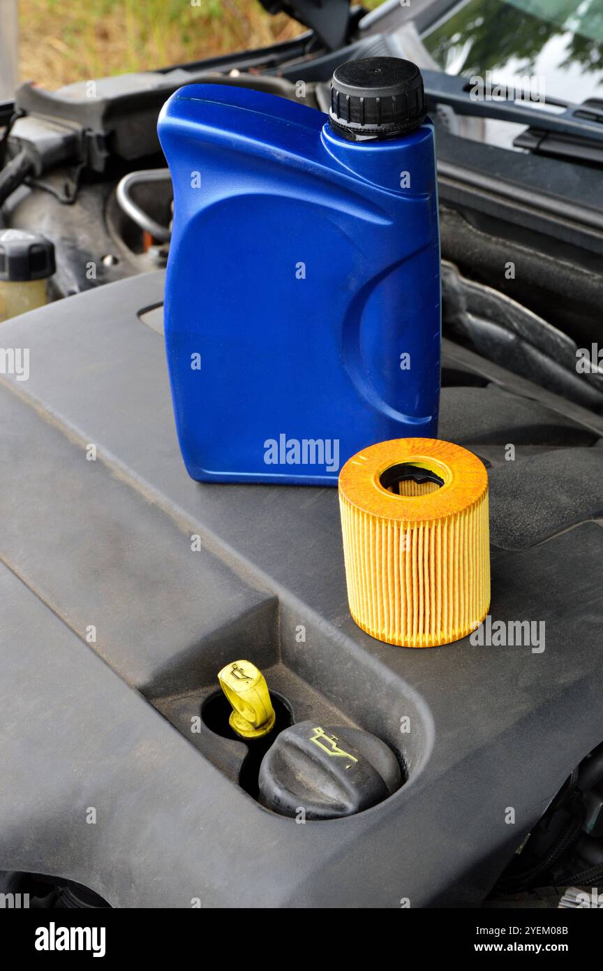 Ricambi auto con filtro carburante con lattina di olio motore, per la manutenzione del motore. Foto Stock