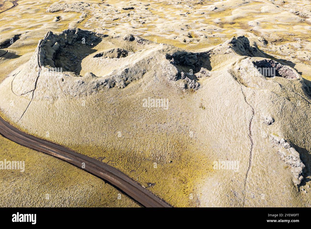 Singolo cratere della fila di crateri Laki, vista dall'alto verso il basso, strada F206, Islanda Foto Stock