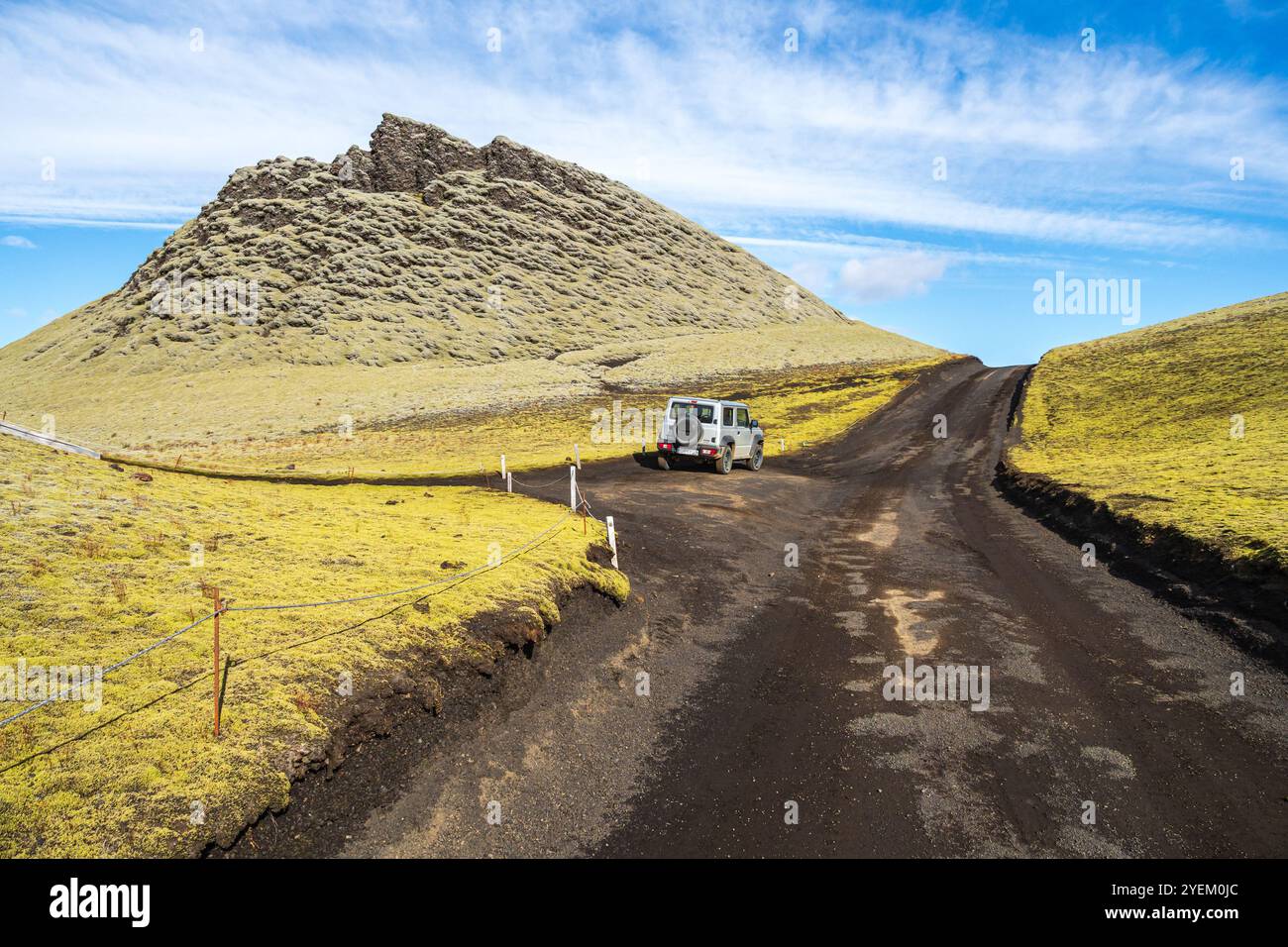 Singolo cratere della fila dei crateri di Laki, auto 4x4 sulla strada F206, Islanda Foto Stock