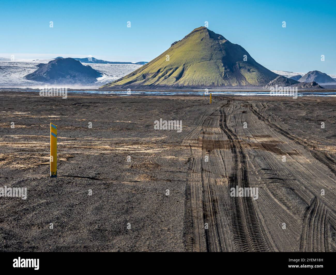 Montagna di Mælifell coperta di muschio, Maelifell, deserto di sabbia nera Mælifellssandur, torrenti glaciali, ghiacciaio Myrdalsjökull, altopiani islandesi, Icela Foto Stock
