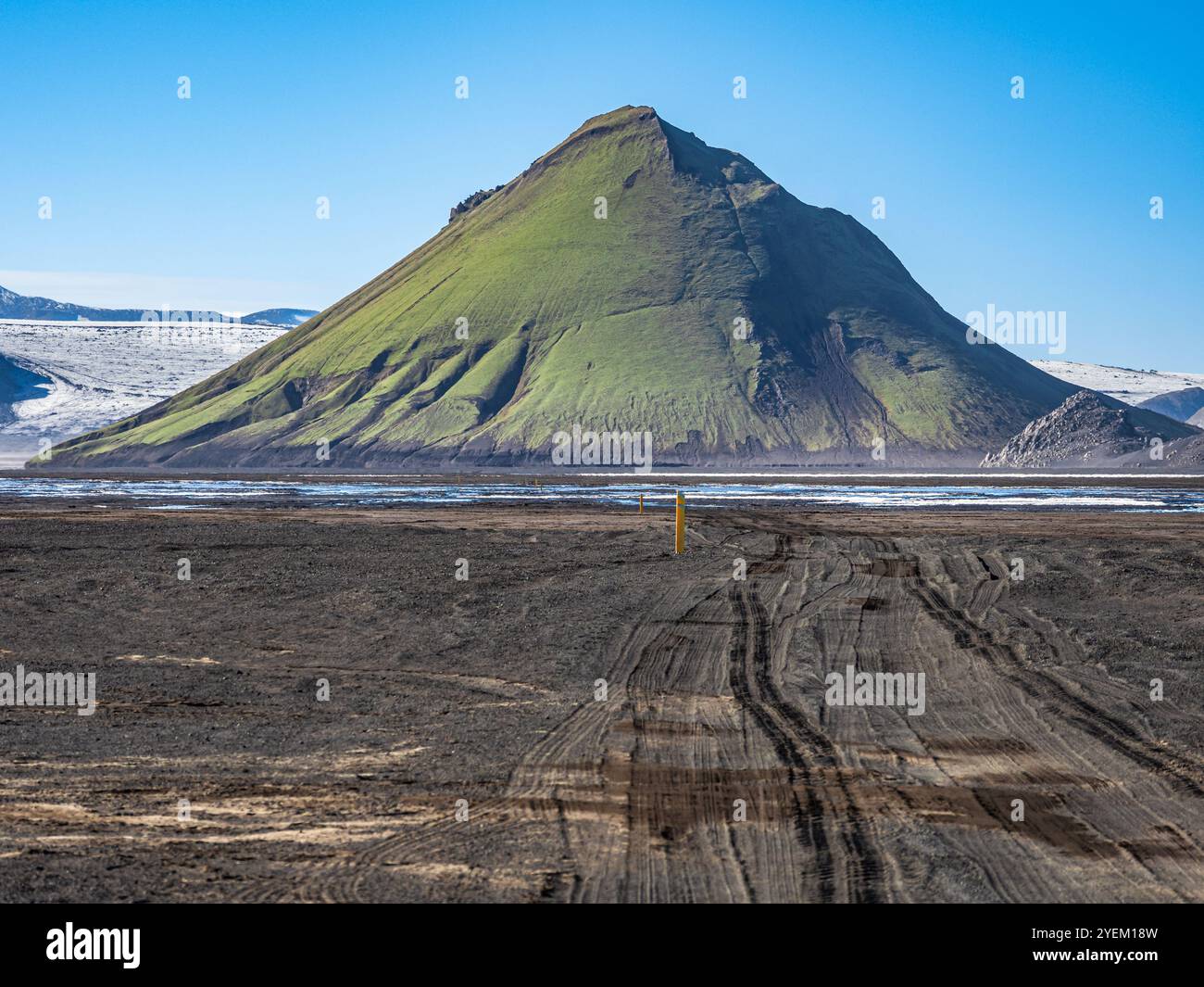 Montagna di Mælifell coperta di muschio, Maelifell, deserto di sabbia nera Mælifellssandur, torrenti glaciali, ghiacciaio Myrdalsjökull, altopiani islandesi, Icela Foto Stock