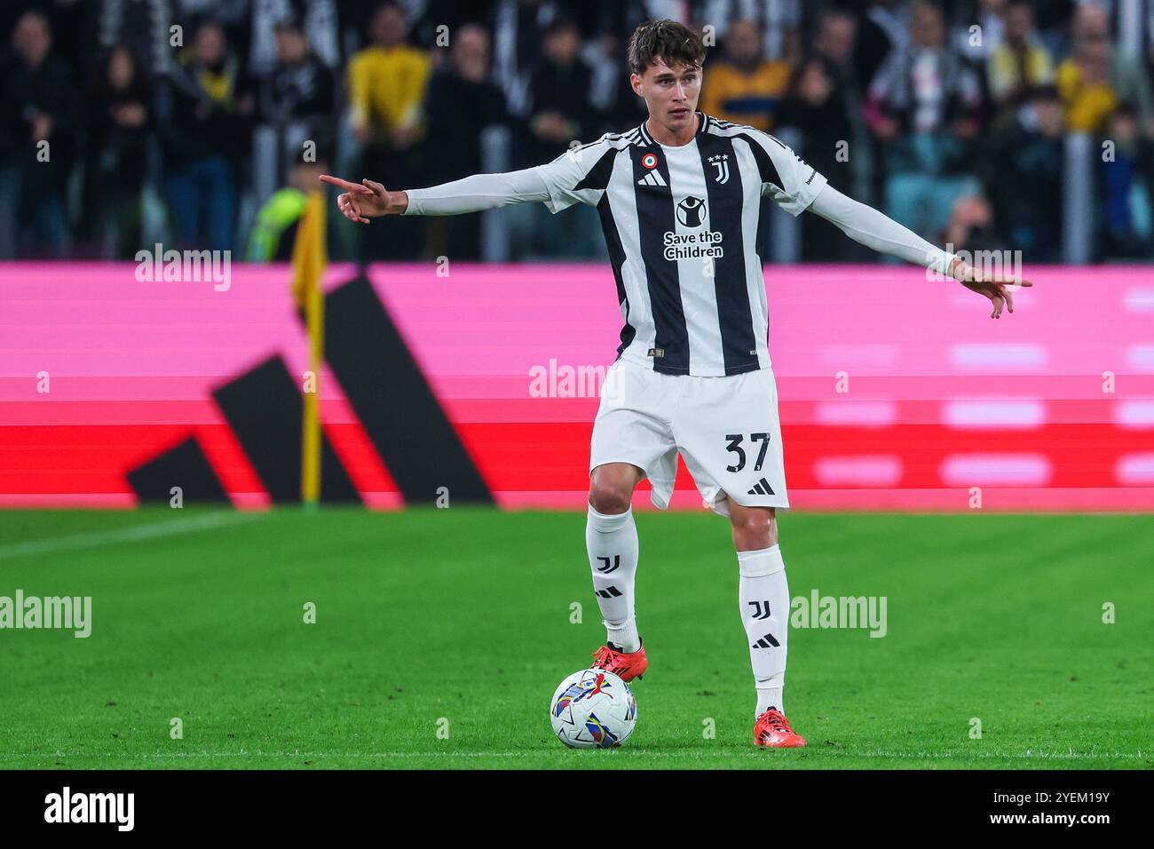 Torino, Italia. 30 ottobre 2024. Nicolo Savona della Juventus FC gesti durante la partita di calcio di serie A 2024/25 tra Juventus FC e Parma calcio 1913 allo stadio Allianz. Punteggio finale; Juventus 2 : 2 Parma. Credito: SOPA Images Limited/Alamy Live News Foto Stock