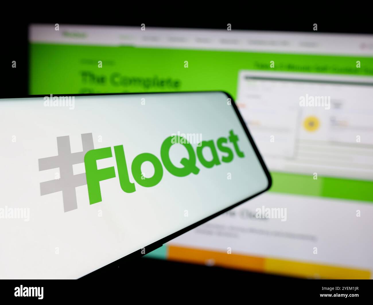 Smartphone con logo della società americana di software per la contabilità FloQast Inc. Sullo schermo di fronte al sito Web aziendale. Mettere a fuoco la parte sinistra del display del telefono. Foto Stock