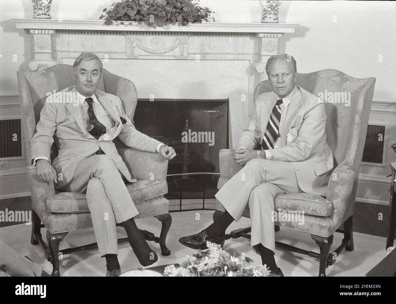 L'ambasciatore delle Nazioni Unite Daniel P. Moynihan e il presidente Gerald Ford, seduti in poltrone, di fronte a un caminetto. STATI UNITI. 27 agosto 1975 Foto Stock