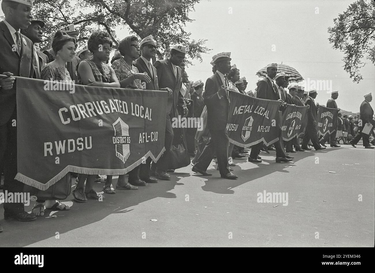 Marciatori che trasportano striscioni sindacali, tra cui uno con la scritta "Corrugated Local RWDSU District 65, AFL-cio" durante la marcia su Washington. STATI UNITI. 28 agosto 1963 Foto Stock
