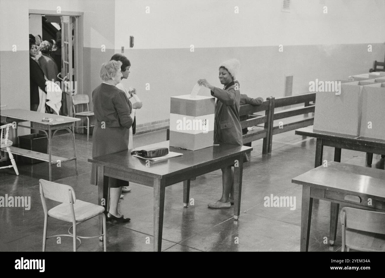 Donna afroamericana che vota alla Cardoza High School di Washington D.C. fotografia che mostra una giovane donna afroamericana che fa il suo voto. STATI UNITI. 3 novembre 1964 Foto Stock