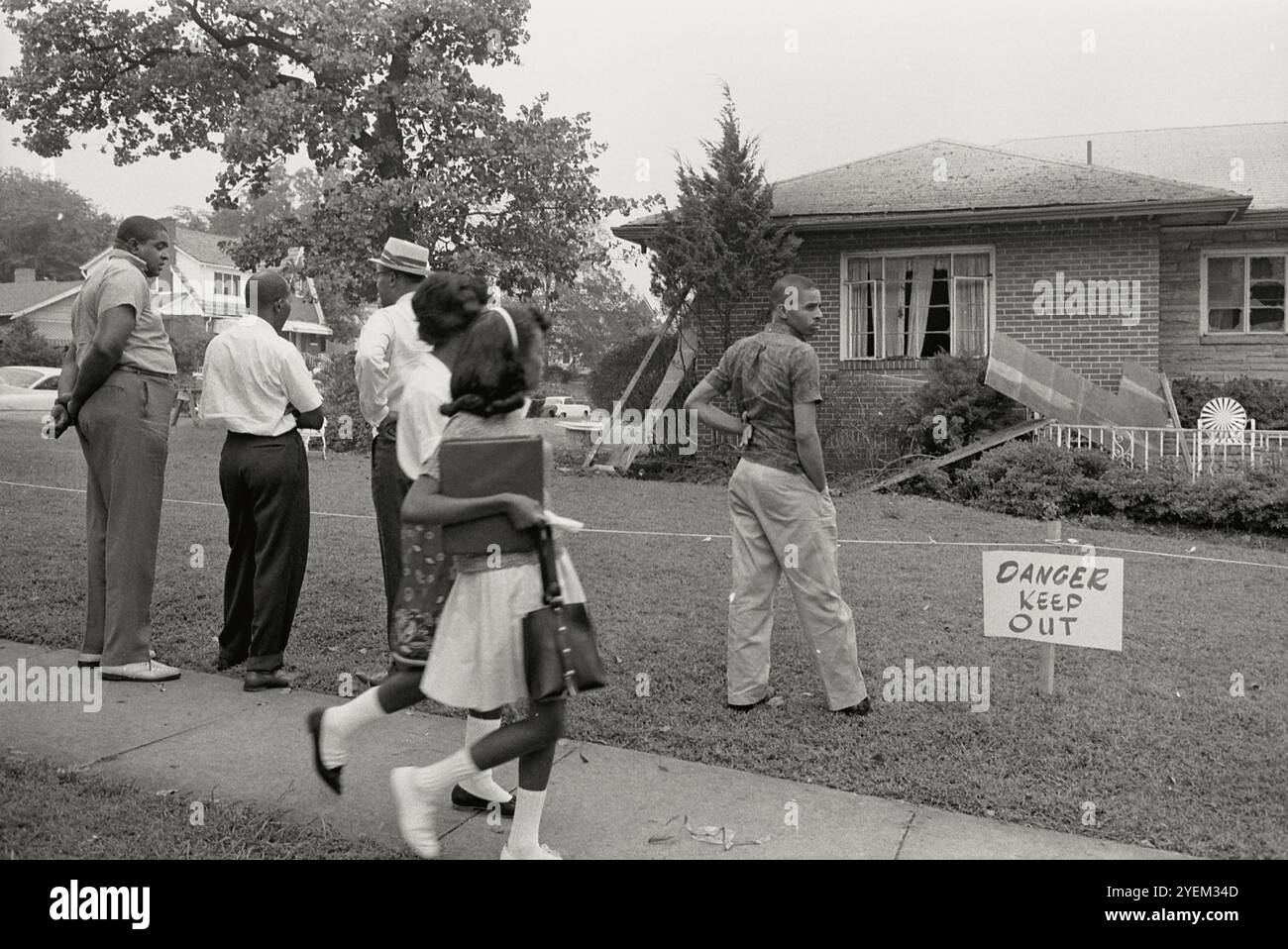 Gruppo di afroamericani che osservano la casa danneggiata dalla bomba di Arthur Shores, avvocato NAACP, Birmingham, Alabama. STATI UNITI. 5 settembre 1965 Foto Stock