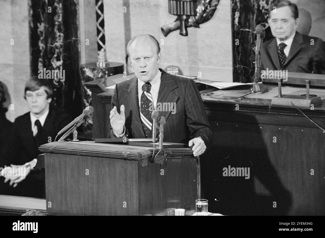 Il Presidente Gerald Ford si rivolge al Congresso come Presidente della camera Carl Albert Looks On, Washington, D.C. USA. 8 ottobre 1974 Foto Stock