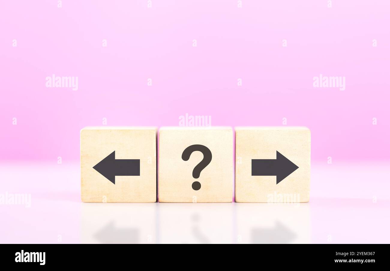 Frecce avanti e indietro su blocchi di legno, che simboleggiano il concetto di sviluppo del pensiero. Il processo di riflessione sulle azioni passate mentre progrediscono Foto Stock