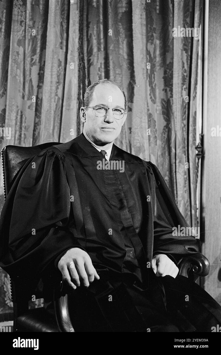 "Whizzer" White, Corte Suprema di giustizia. Washington DC., Stati Uniti. 14 aprile 1962 Byron Raymond "Whizzer" White (1917–2002) è stato un avvocato, giurista e giocatore di football americano statunitense, giudice associato della Corte Suprema degli Stati Uniti d'America dal 1962 al 1993. Foto Stock