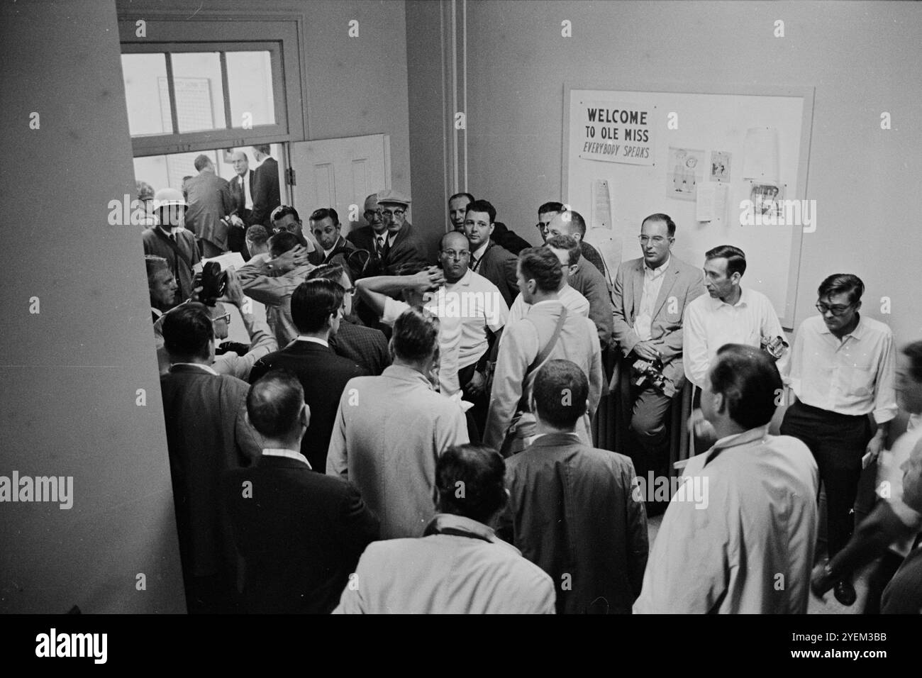 OLE Miss Riot del 1962. Oxford, Mississippi, Stati Uniti. 30 settembre 1962 The Ole Miss Riot del 1962 (30 settembre - 1 ottobre 1962), nota anche come Battaglia di Oxford, è stata una rivolta razziale che si è verificata presso l'Università del Mississippi - comunemente chiamata Ole Miss - a Oxford, Mississippi, poiché i rivoltosi segregazionisti cercavano di impedire l'iscrizione del candidato afroamericano James Meredith. Il presidente John F. Kennedy alla fine sequestrò la rivolta mobilitando più di 30.000 soldati, il più per un singolo disturbo nella storia degli Stati Uniti. Foto Stock