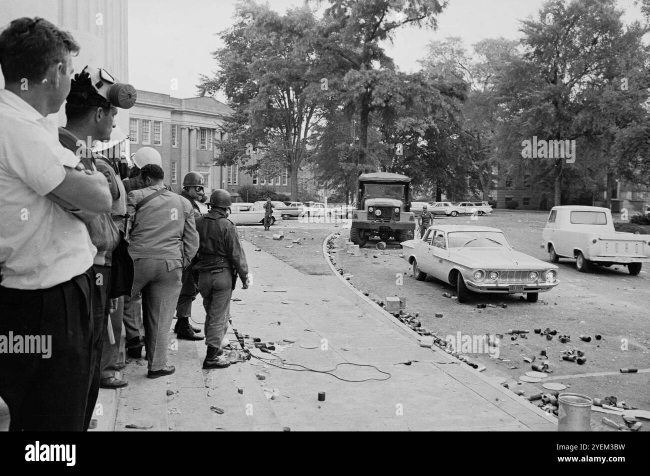 OLE Miss Riot del 1962. Oxford, Mississippi, Stati Uniti. 30 settembre 1962 The Ole Miss Riot del 1962 (30 settembre - 1 ottobre 1962), nota anche come Battaglia di Oxford, è stata una rivolta razziale che si è verificata presso l'Università del Mississippi - comunemente chiamata Ole Miss - a Oxford, Mississippi, poiché i rivoltosi segregazionisti cercavano di impedire l'iscrizione del candidato afroamericano James Meredith. Il presidente John F. Kennedy alla fine sequestrò la rivolta mobilitando più di 30.000 soldati, il più per un singolo disturbo nella storia degli Stati Uniti. Foto Stock