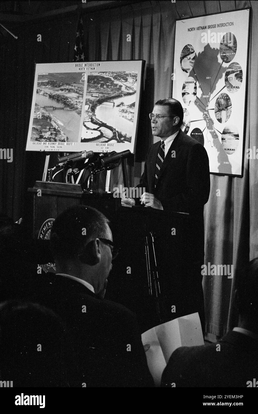 Conferenza stampa del Segretario della difesa McNamara. STATI UNITI. 26 aprile 1965 Foto Stock