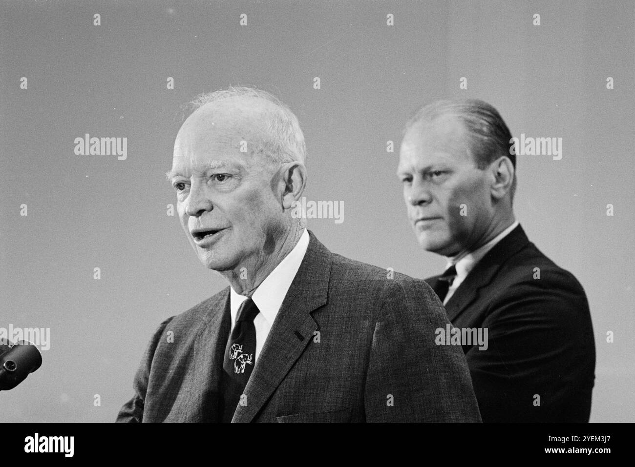 IKE e il deputato Gerald Ford tengono una conferenza stampa. (L'ex presidente Dwight D. Eisenhower e il deputato Gerald Ford tengono una conferenza stampa. STATI UNITI. 17 agosto 1965 Foto Stock