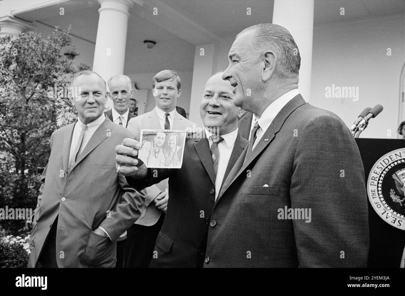LBJ con Harrimen e coro Taylor & Bakersfield (Lyndon B. Johnson incontra il vecchio amico dell'esercito). STATI UNITI. Il 5 agosto 1965 Lyndon Baines Johnson (1908–1973), spesso chiamato LBJ, è stato un politico statunitense, 36° presidente degli Stati Uniti d'America dal 1963 al 1969. Divenne presidente dopo l'assassinio di John F. Kennedy, sotto il quale era stato il 37° vicepresidente dal 1961 al 1963. Democratico del Texas, Johnson fu anche rappresentante degli Stati Uniti e senatore. Foto Stock