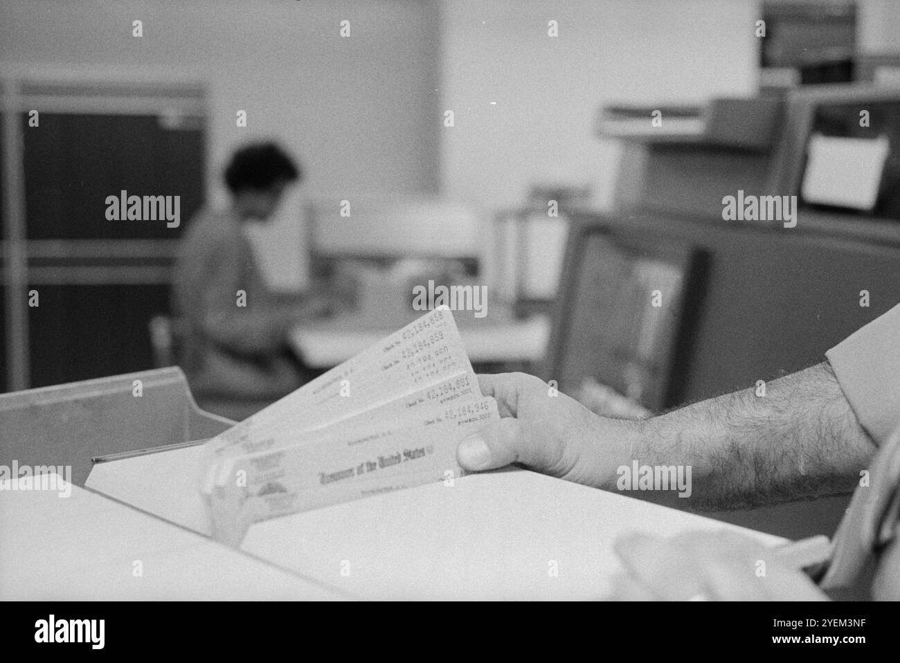 Foto d'epoca della stampa di assegni governativi. STATI UNITI. 3 maggio 1971 le società emettono assegni salariali come pagamento effettivo o retribuzione netta che un dipendente ha ricevuto dal datore di lavoro dopo il completamento di un periodo di lavoro retributivo. Foto Stock